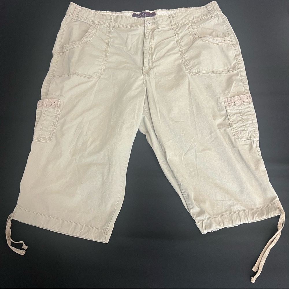 Women’s Gloria Vanderbilt  light tan capri pants size 16